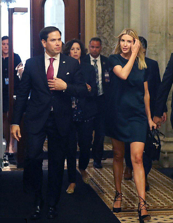 إيفانكا ترامب تحرج سيناتورا أمريكيا اراد احتضانها خلال استقباله لها صورة رقم 4