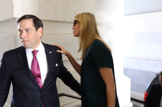 إيفانكا ترامب تحرج سيناتورا أمريكيا اراد احتضانها خلال استقباله لها صورة رقم 3