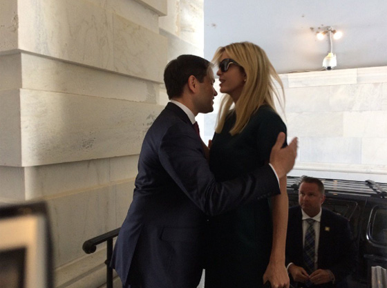 إيفانكا ترامب تحرج سيناتورا أمريكيا اراد احتضانها خلال استقباله لها صورة رقم 1