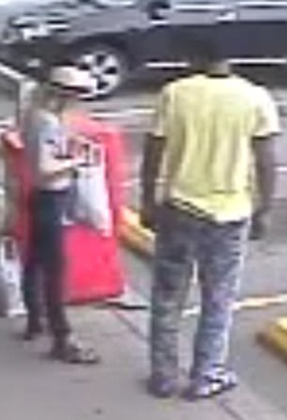 فيديو صادم.. سيدة تعتدي بعنف على فتاة والسبب..! صورة رقم 1