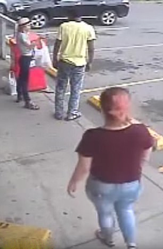 فيديو صادم.. سيدة تعتدي بعنف على فتاة والسبب..! صورة رقم 2