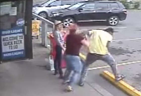 فيديو صادم.. سيدة تعتدي بعنف على فتاة والسبب..! صورة رقم 3