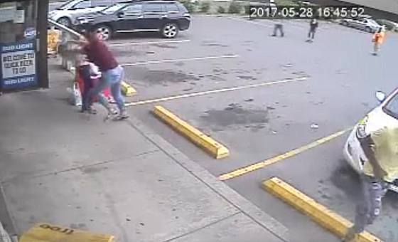 فيديو صادم.. سيدة تعتدي بعنف على فتاة والسبب..! صورة رقم 4