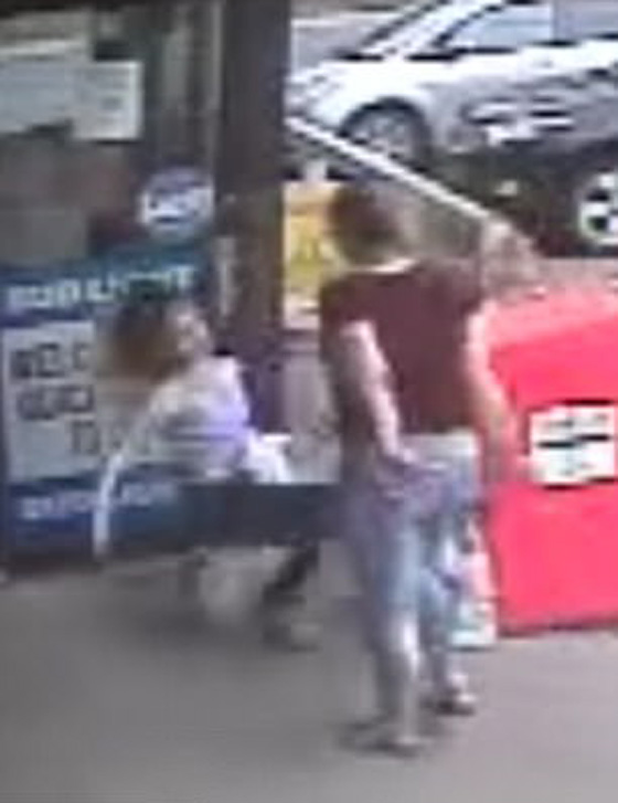 فيديو صادم.. سيدة تعتدي بعنف على فتاة والسبب..! صورة رقم 5