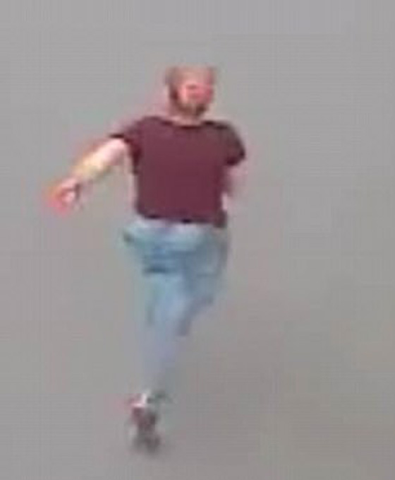 فيديو صادم.. سيدة تعتدي بعنف على فتاة والسبب..! صورة رقم 8