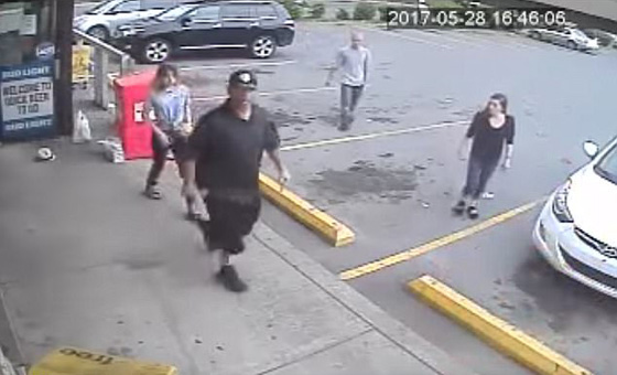 فيديو صادم.. سيدة تعتدي بعنف على فتاة والسبب..! صورة رقم 10