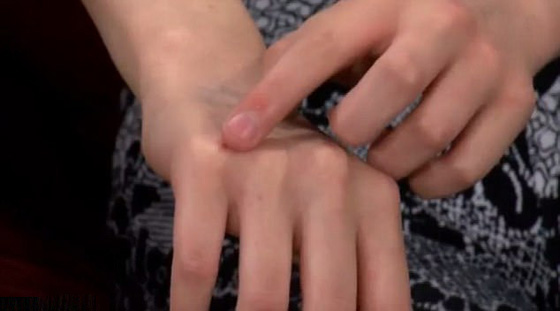 فيديو صادم.. سيدة تعتدي بعنف على فتاة والسبب..! صورة رقم 13