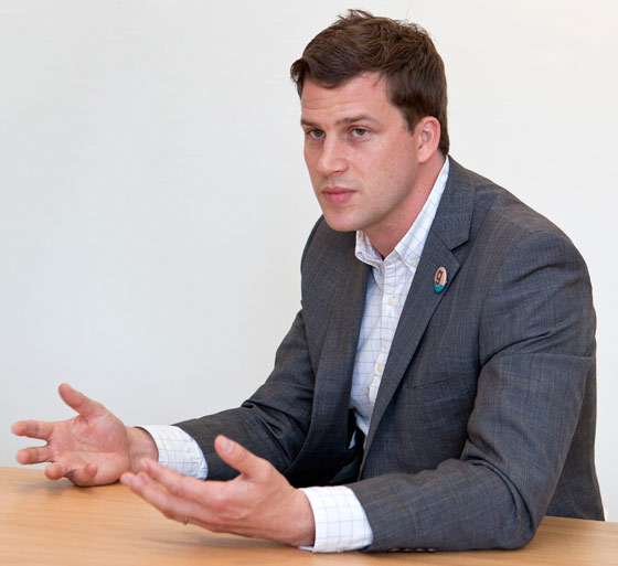 موظف صغير يدير شركة كبرى بفضل المكسرات صورة رقم 7