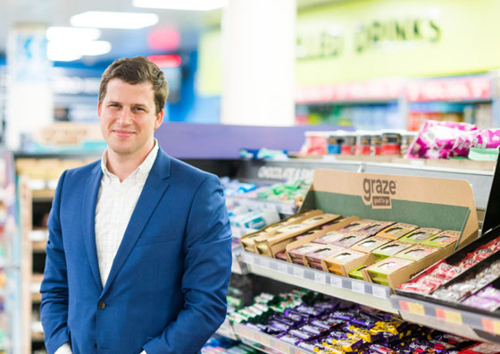 موظف صغير يدير شركة كبرى بفضل المكسرات صورة رقم 1