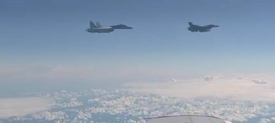 بالفيديو.. مقاتلة للناتو تقترب من طائرة وزير الدفاع الروسي صورة رقم 2