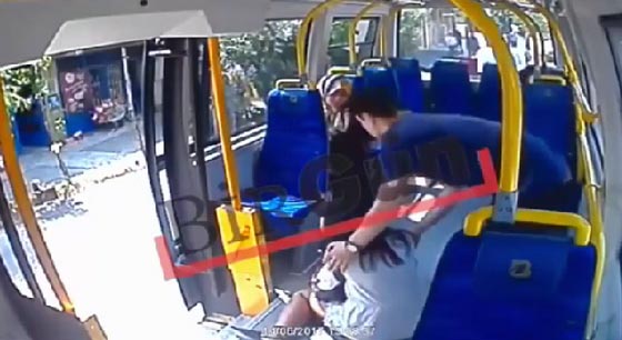 بالفيديو: إعتداء على شابة في إسطنبول بسبب ارتدائها سروالا قصيرا في رمضان صورة رقم 1