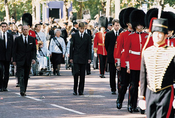 الامير هاري يصف حياة الملوكية بحوض اسماك وموت امه اثر في نفسه صورة رقم 5
