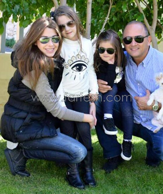 صور ابنتا نانسي عجرم باطلالة على الموضة مع والدهما.. تنافسان عارضات الازياء! صورة رقم 2