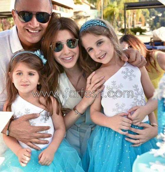 صور ابنتا نانسي عجرم باطلالة على الموضة مع والدهما.. تنافسان عارضات الازياء! صورة رقم 3
