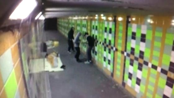 فيديو صادم.. شبان يقذفون متسولا بالالعاب النارية اثناء نومه! صورة رقم 1