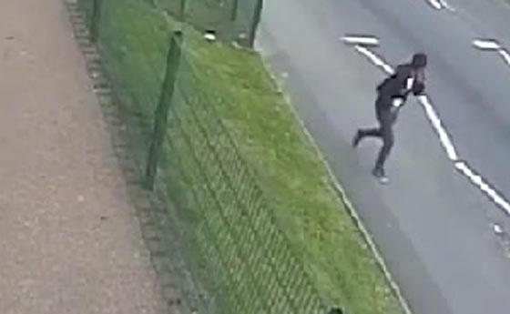 فيديو وصور.. فتاة تهزم مغتصبها الذي اعترض طريقها وحاول تقييدها صورة رقم 2