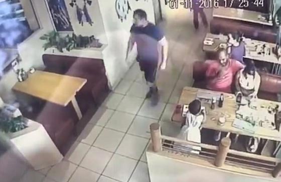  محاولة اختطاف طفل من داخل مطعم بجنوب افريقيا تثير ذعر الأهالي! صورة رقم 1
