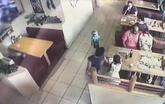  محاولة اختطاف طفل من داخل مطعم بجنوب افريقيا تثير ذعر الأهالي! صورة رقم 3
