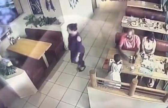  محاولة اختطاف طفل من داخل مطعم بجنوب افريقيا تثير ذعر الأهالي! صورة رقم 4