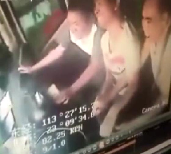 واقعة غريبة.. تشاجر مع زوجته فاستشاط غضبا وقلب حافلة ركاب! فيديو صورة رقم 1