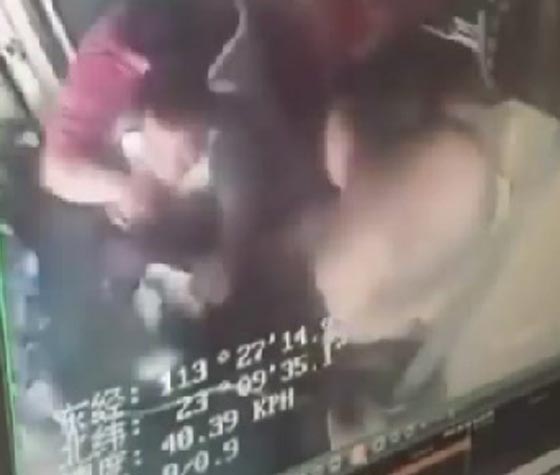 واقعة غريبة.. تشاجر مع زوجته فاستشاط غضبا وقلب حافلة ركاب! فيديو صورة رقم 2