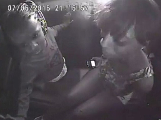 بالفيديو.. طفلة تهدئ أمها بعد مقتل صديقها صورة رقم 1