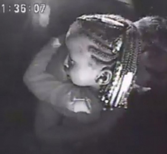 بالفيديو.. طفلة تهدئ أمها بعد مقتل صديقها صورة رقم 3