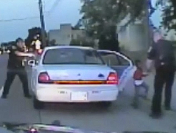 بالفيديو.. طفلة تهدئ أمها بعد مقتل صديقها صورة رقم 7