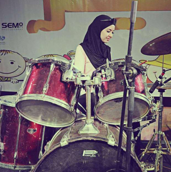  فتاتان مصريتان تتحديان القيود وتعزفان على الطبلة في الشوارع صورة رقم 8