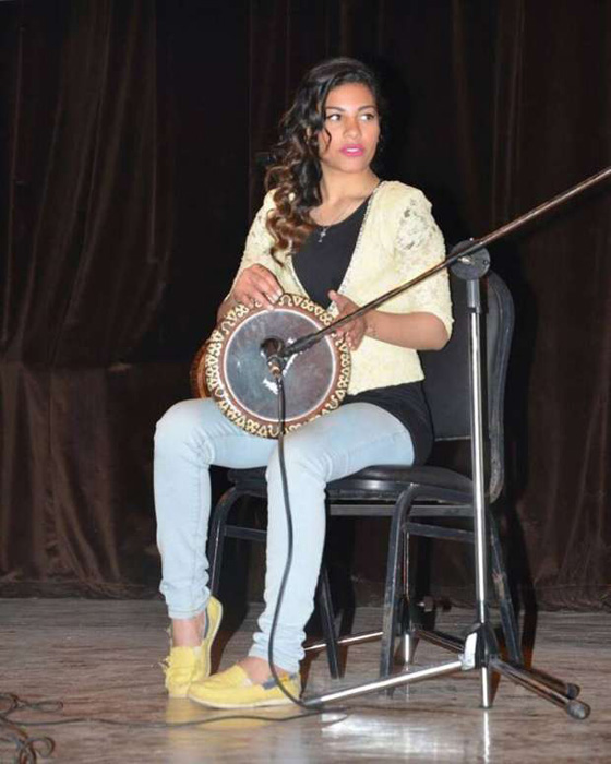  فتاتان مصريتان تتحديان القيود وتعزفان على الطبلة في الشوارع صورة رقم 7