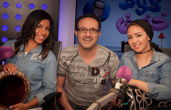  فتاتان مصريتان تتحديان القيود وتعزفان على الطبلة في الشوارع صورة رقم 5