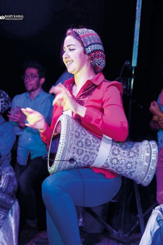  فتاتان مصريتان تتحديان القيود وتعزفان على الطبلة في الشوارع صورة رقم 6