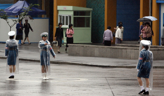 لماذا تجبر الشرطة فتيات كوريا الشمالية على التقاعد في سن 26 سنة؟ صورة رقم 19