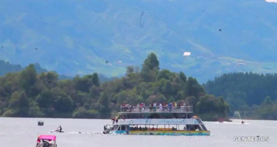  غرق سفينة على متنها 150 سائحا في كولومبيا صورة رقم 3