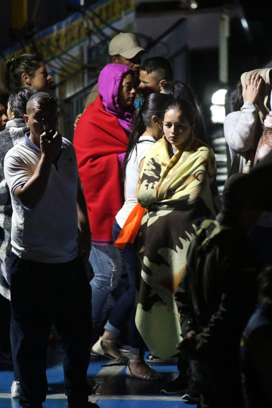  غرق سفينة على متنها 150 سائحا في كولومبيا صورة رقم 15