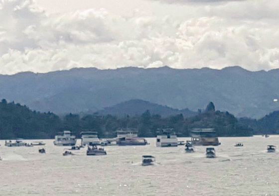  غرق سفينة على متنها 150 سائحا في كولومبيا صورة رقم 7