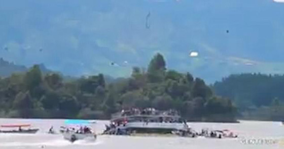  غرق سفينة على متنها 150 سائحا في كولومبيا صورة رقم 8