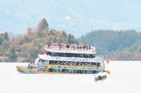  غرق سفينة على متنها 150 سائحا في كولومبيا صورة رقم 10