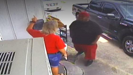 بالفيديو.. زوجان يعتديان بالضرب على سيدة وابنتها بسبب وجبة صورة رقم 1