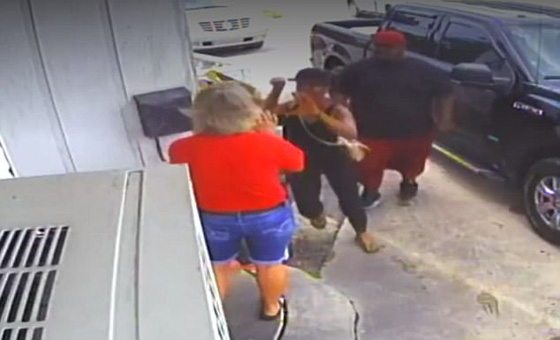 بالفيديو.. زوجان يعتديان بالضرب على سيدة وابنتها بسبب وجبة صورة رقم 2