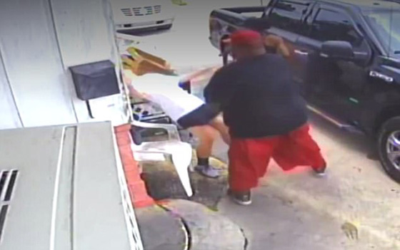 بالفيديو.. زوجان يعتديان بالضرب على سيدة وابنتها بسبب وجبة صورة رقم 6