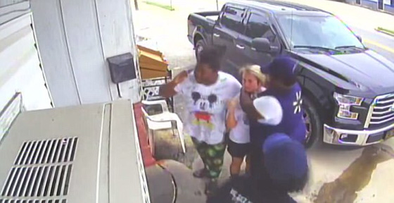 بالفيديو.. زوجان يعتديان بالضرب على سيدة وابنتها بسبب وجبة صورة رقم 7