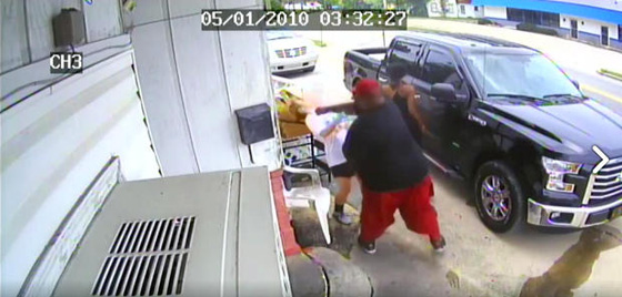 بالفيديو.. زوجان يعتديان بالضرب على سيدة وابنتها بسبب وجبة صورة رقم 5