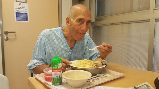 صورة بائسة وصادمة لإيهود أولمرت بعد معاناته مع السجن والمرض صورة رقم 1