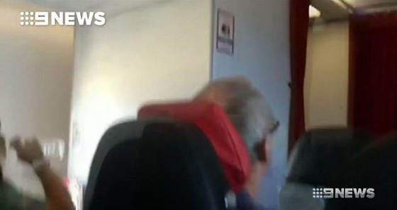 بالفيديو.. لقطات مروعة لاهتزاز طائرة في الهواء  صورة رقم 4