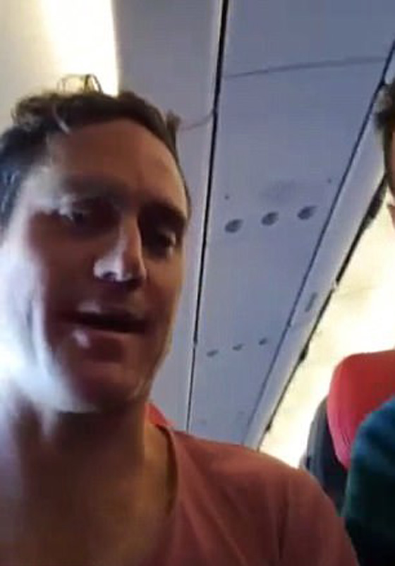 بالفيديو.. لقطات مروعة لاهتزاز طائرة في الهواء  صورة رقم 8