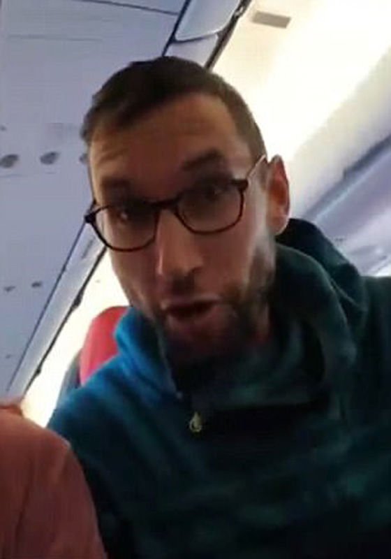 بالفيديو.. لقطات مروعة لاهتزاز طائرة في الهواء  صورة رقم 9