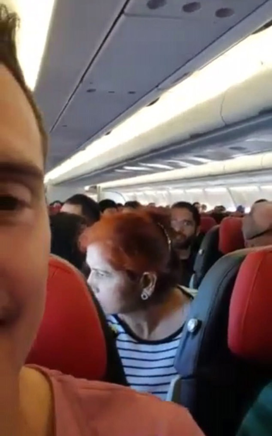 بالفيديو.. لقطات مروعة لاهتزاز طائرة في الهواء  صورة رقم 10