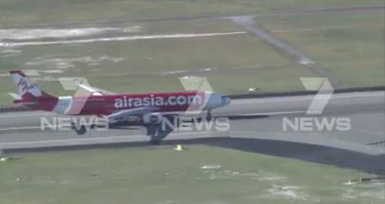 بالفيديو.. لقطات مروعة لاهتزاز طائرة في الهواء  صورة رقم 12