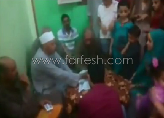 فيديو مأساوي: مأذون يفارق الحياة خلال عقده قران ابنته صورة رقم 1